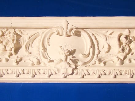 Gesimse und Stäbe ornamentiert