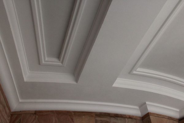 Stark gegliederte Rabitzdecke mit Spiegeln und Unterzügen, Königsvorfahrt Großes Schauspielhaus, Dresden