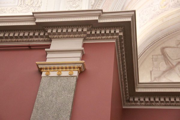 Stilelemente aus der Epoche der griechisch - römischen Klassik bei Ihrer Wiederkehr im Historismus, durch kraftvolle Farben in Szene gesetzt, Sempergalerie Dresden