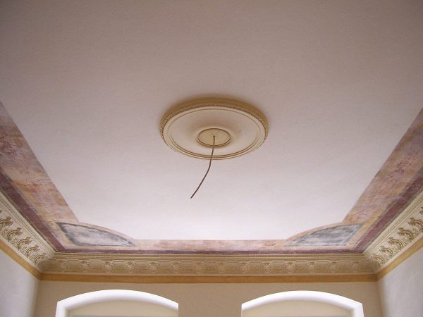 Behutsame Integration von Restern der alten Deckenmalerei in das neue Farbkonzept, Dresden Johannstadt